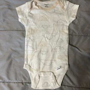 Unisex unworn Gerber Onsie 3-6m it looks like it would fit more of a 0-3m size.